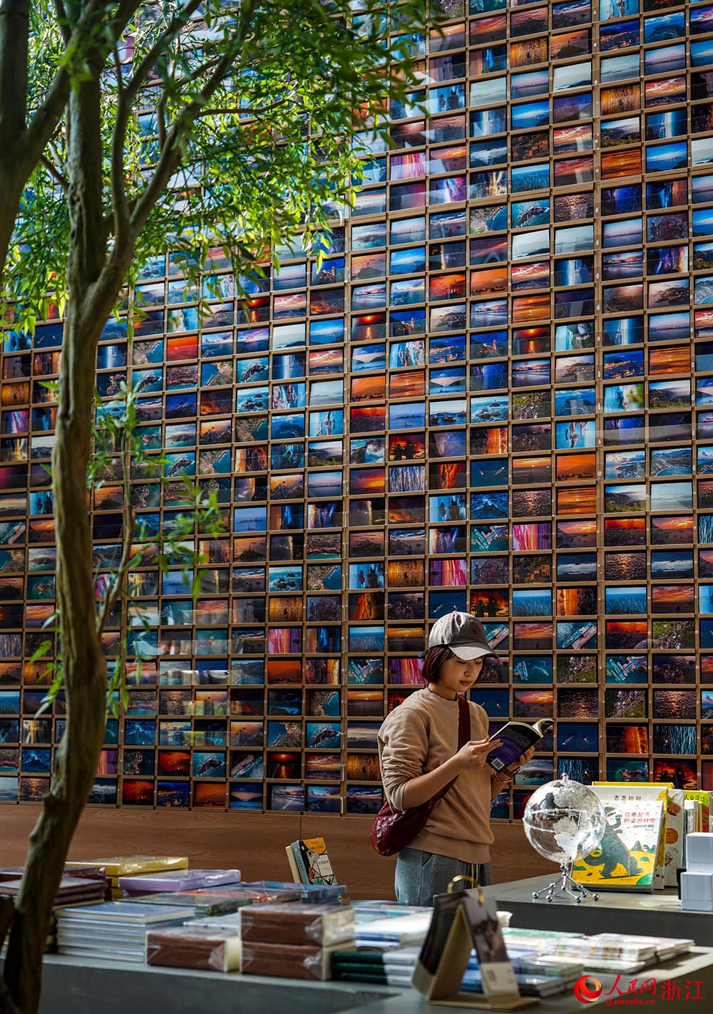 11月10日，聞風書店吸引游客前來閱讀打卡。人民網 章勇濤攝