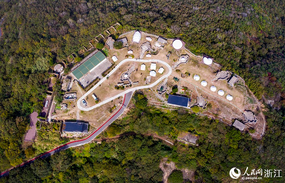 游客在浙江省舟山市定海區東岠島小坑崗山頂游玩。人民網 章勇濤攝