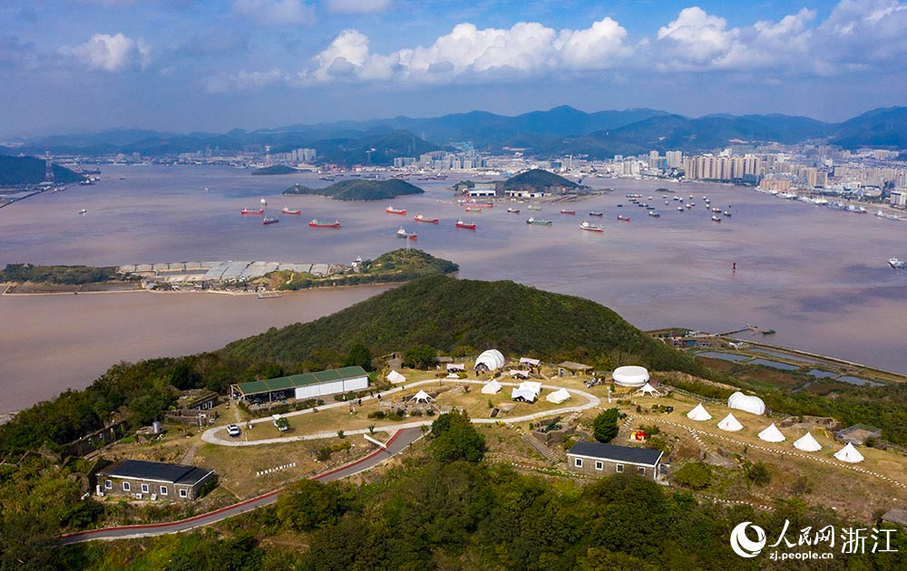 游客在浙江省舟山市定海區東岠島小坑崗山頂游玩。人民網 章勇濤攝