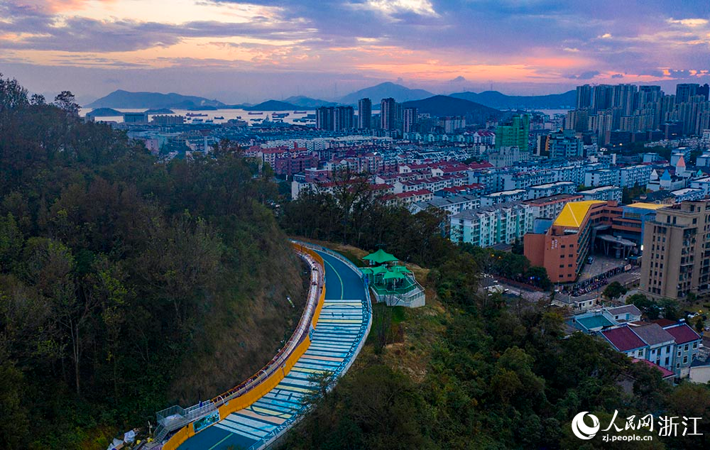 從空中俯瞰，東海云廊綠道如一條精致的玉帶，環繞在蒼翠的山間。人民網 章勇濤攝