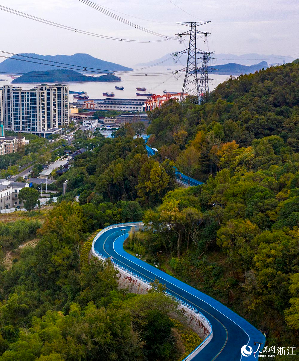 從空中俯瞰，東海云廊綠道如一條精致的玉帶，環繞在蒼翠的山間。人民網 章勇濤攝