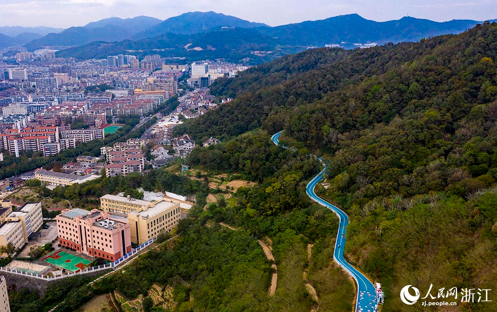 從空中俯瞰，東海云廊綠道如一條精致的玉帶，環繞在蒼翠的山間。人民網 章勇濤攝