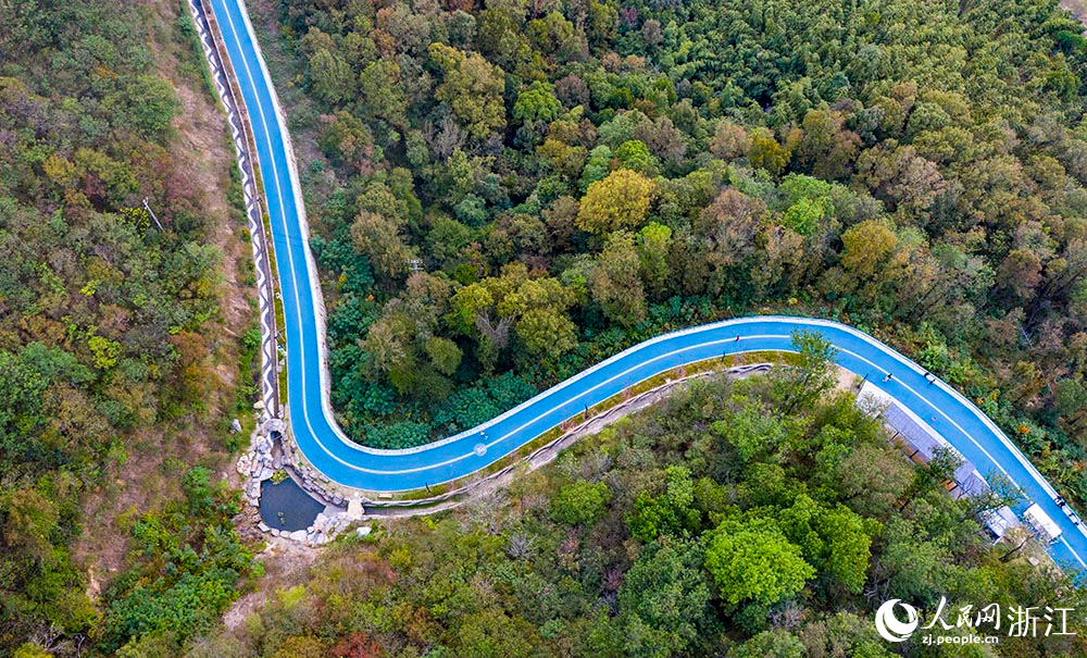 從空中俯瞰，東海云廊綠道如一條精致的玉帶，環繞在蒼翠的山間。人民網 章勇濤攝
