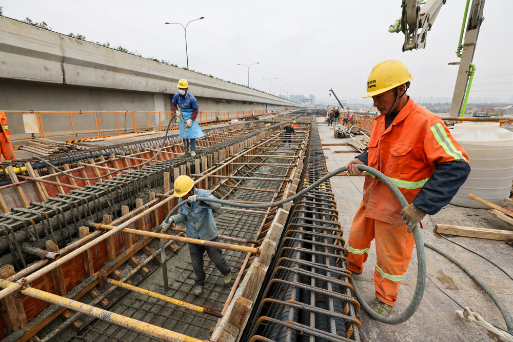 不同年齡段的工人也在班組長的分配下各司其職，配合默契。余杭交通運輸局供圖