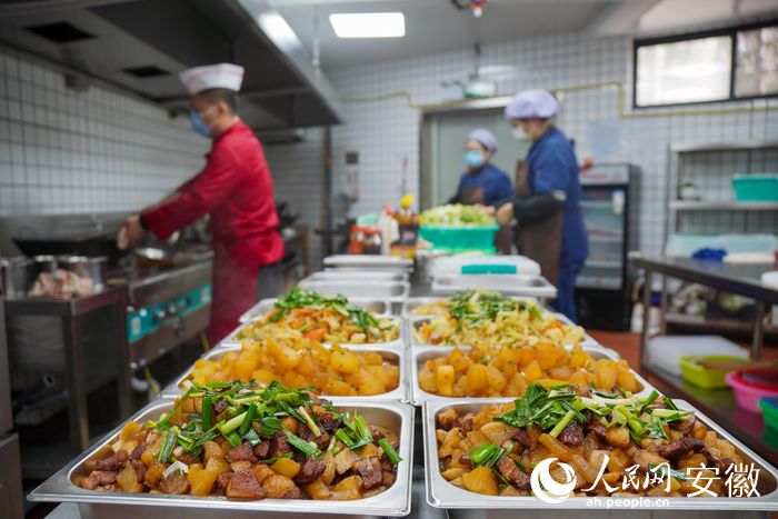 “誘人”的各式菜肴。人民網 陳若天攝