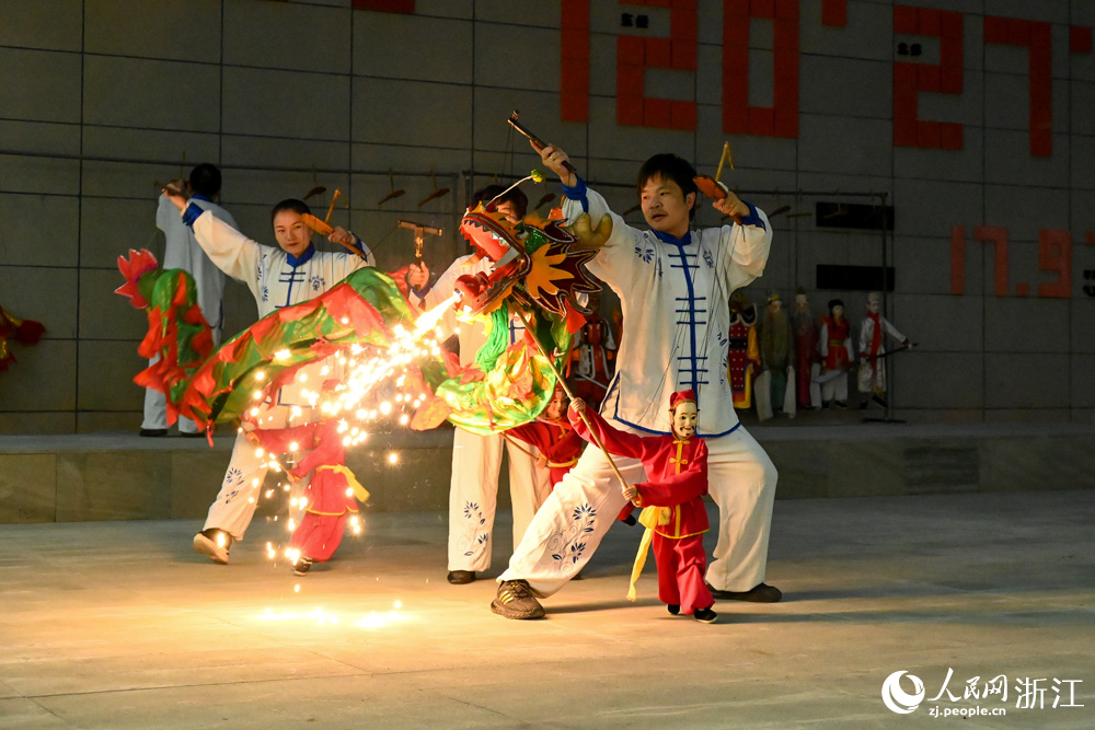 融入煙花元素的提線木偶戲。人民網 葉賓得攝