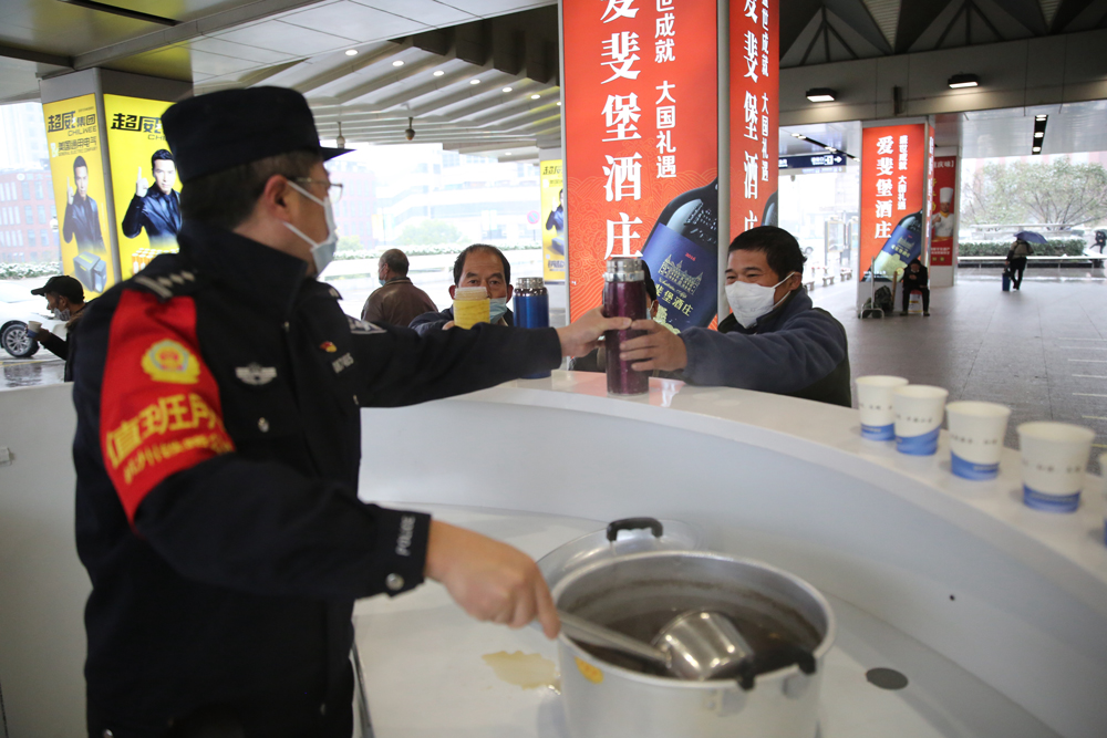 杭州站派出所民警在進站口為旅客送姜茶。陳清攝