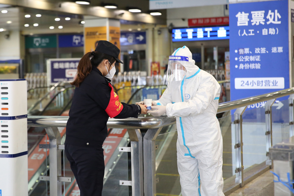 杭州站派出所民警向防疫人員送姜茶。陳清攝