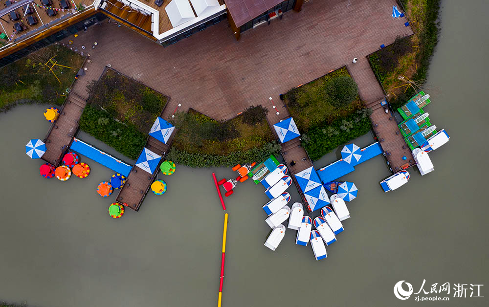 空中俯瞰龍港城市濕地公園，水清、河暢、岸綠，一派欣欣向榮的景象。人民網 章勇濤攝