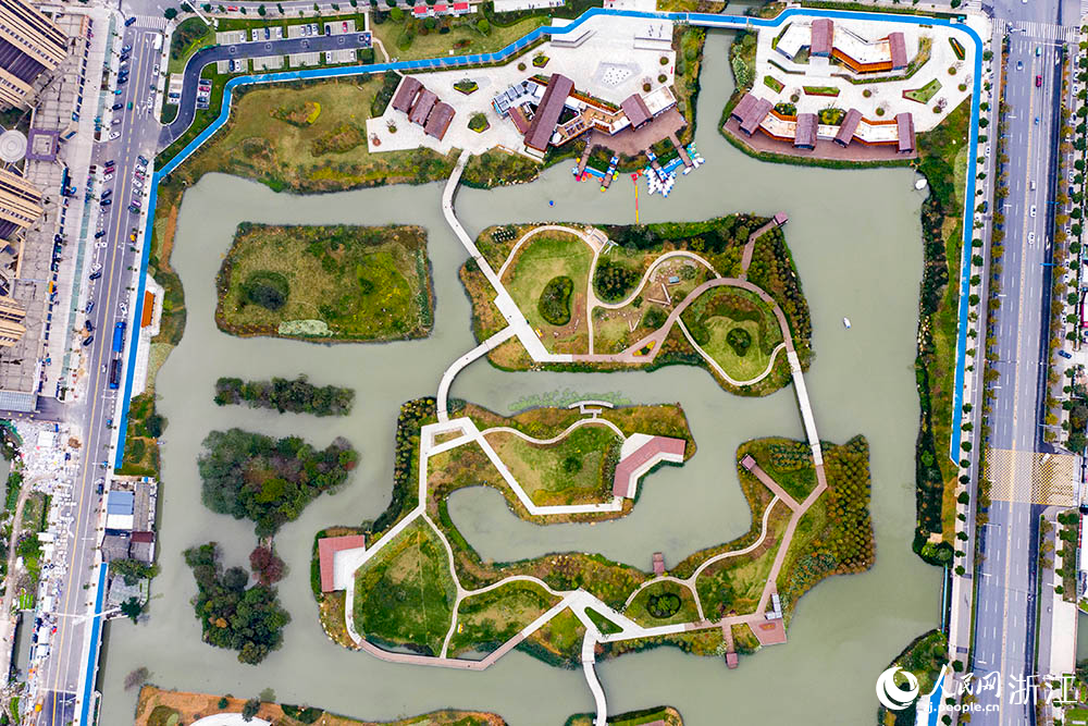 空中俯瞰龍港城市濕地公園，水清、河暢、岸綠，一派欣欣向榮的景象。人民網 章勇濤攝