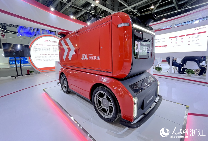 京東物流展區內，展示著一款集成了高精度定位、融合感知、行為預測等技術的智能快遞車。人民網 記者張麗瑋攝
