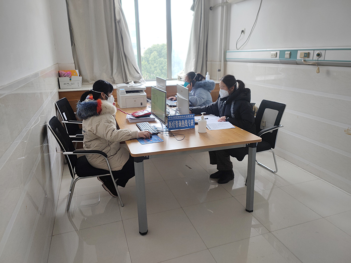 廬江縣24小時醫療咨詢熱線專班。廬江縣衛健委供圖