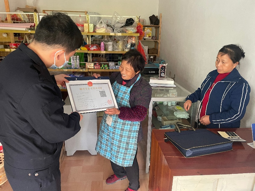 臨安區煙草專賣局工作人員為老年零售戶“送證上門”。吳增加攝