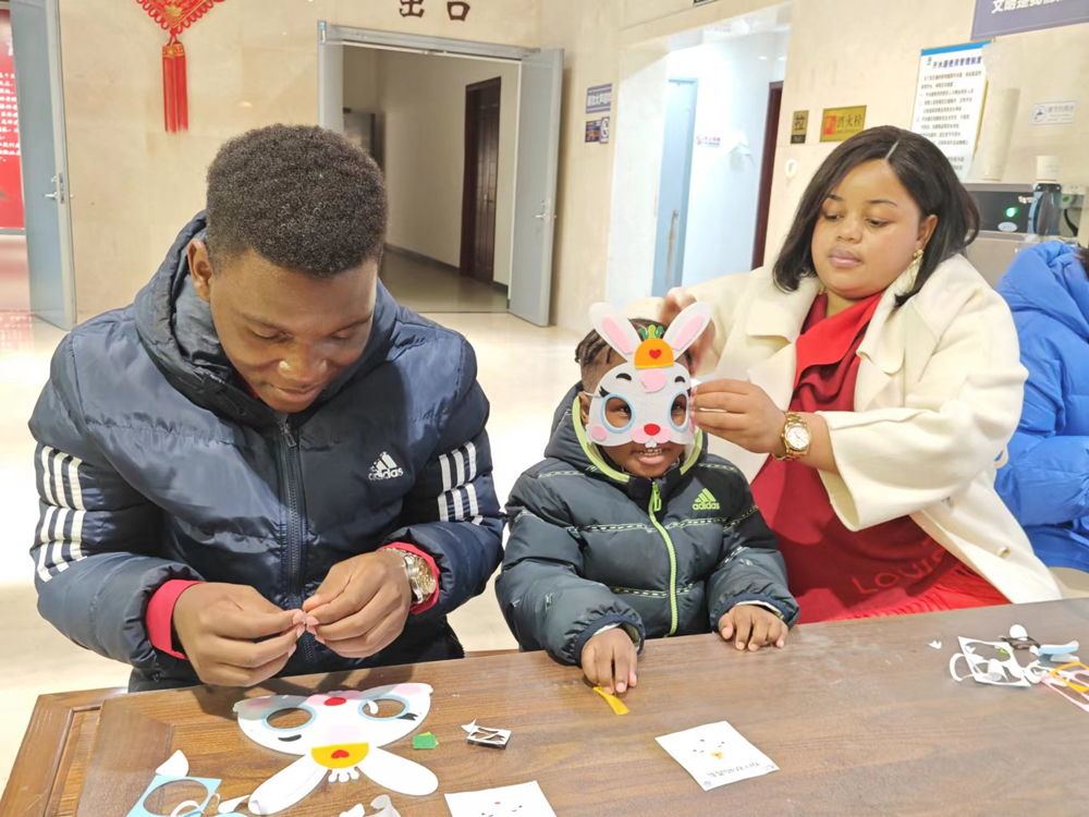 Alex一家體驗傳統民俗活動。文成縣委宣傳部供圖