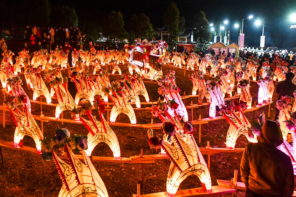 金竹溪村鑼鼓喧天，人頭攢動，村民舞起一條360多米長的“板凳龍”，吸引了周邊村民前來觀看。陳月明攝