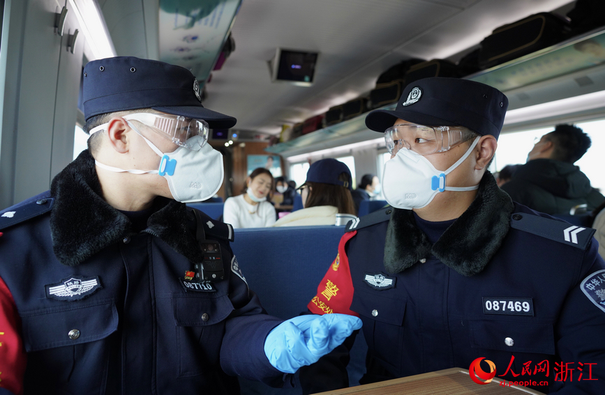 潘青生向趙潤輝（右）講解遇到突發情況的處置方法。人民網記者 郭揚攝