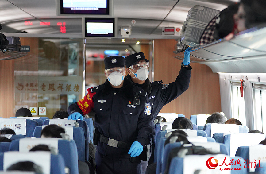 巡視車廂。人民網記者 郭揚攝