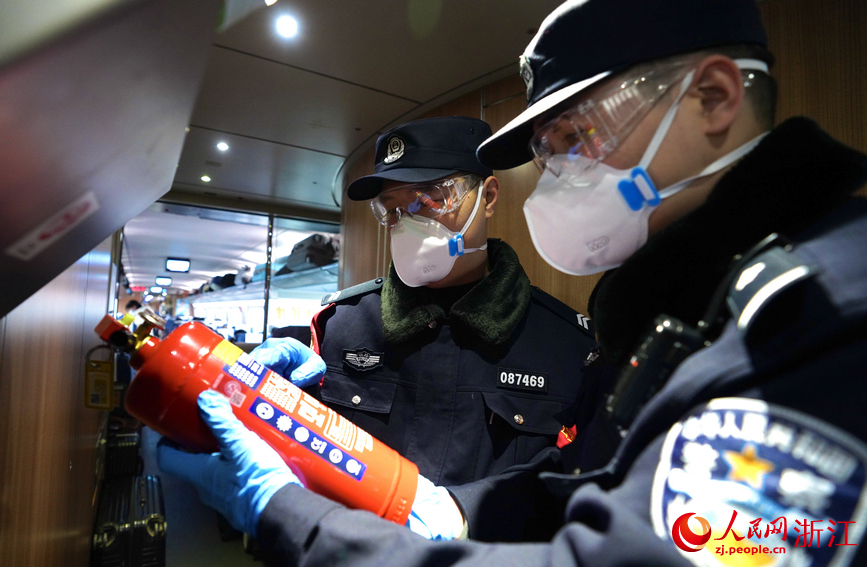 檢查防設備。人民網記者 郭揚攝