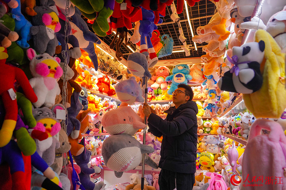 2月2日，在義烏國際商貿城，市場經營戶在整理商品。人民網 章勇濤攝