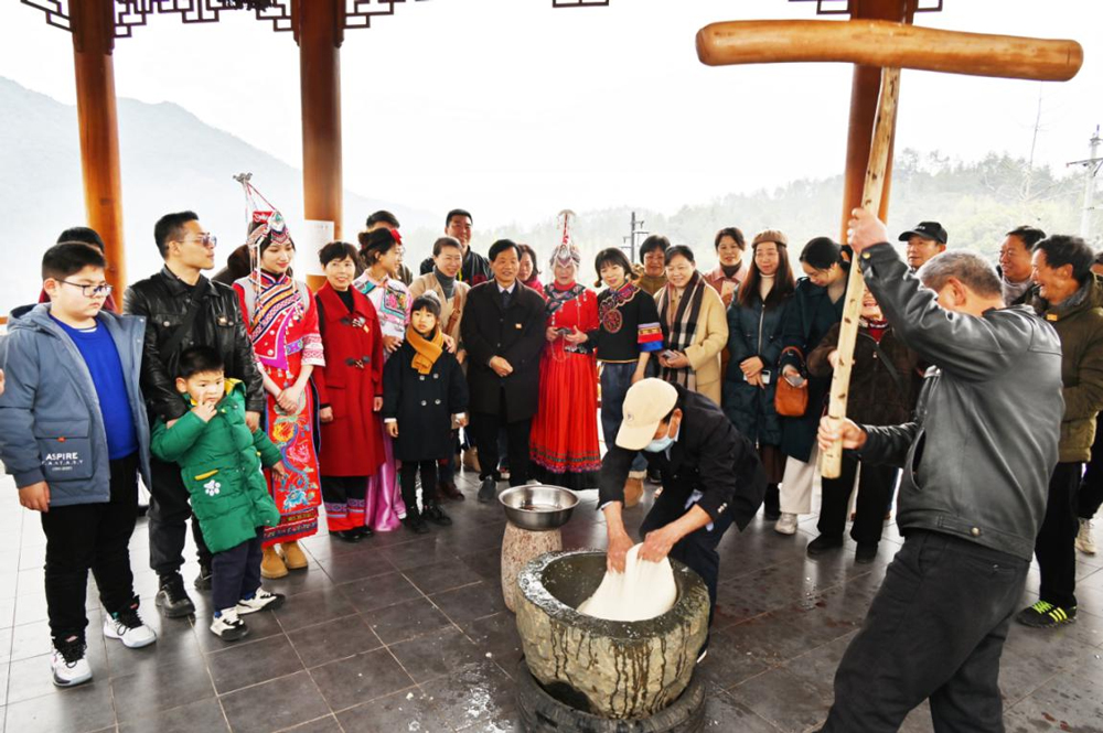 打麻糍。云和縣委宣傳部供圖