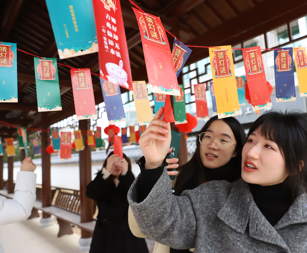 村民參與燈謎競猜。桐嶼街道供圖