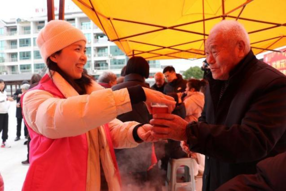 志愿者為老人送上一碗湯圓。桐嶼街道供圖