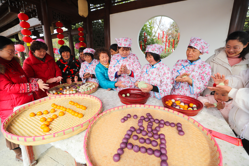 村民揉搓元宵。王正攝