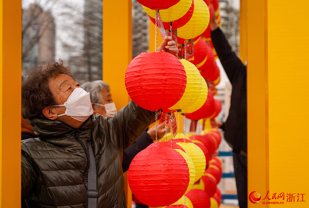 市民在杭州市拱墅區朝暉街道猜燈謎。人民網 章勇濤攝