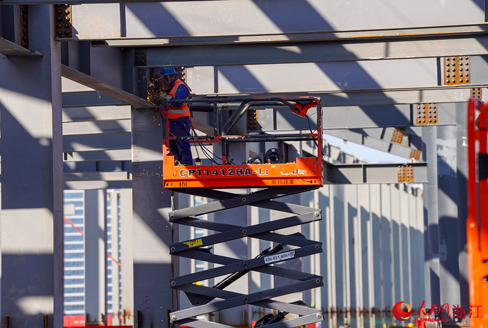 麗水國際會展中心項目施工現場，工人正在緊張作業。人民網 章勇濤攝