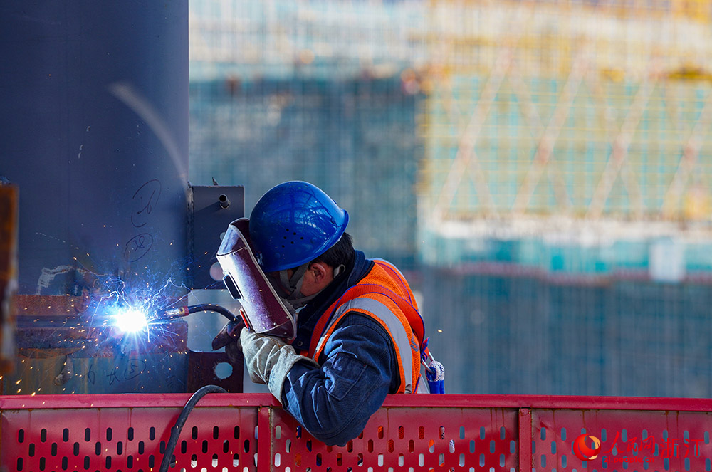 麗水國際會展中心項目施工現場，工人正在緊張作業。人民網 章勇濤攝
