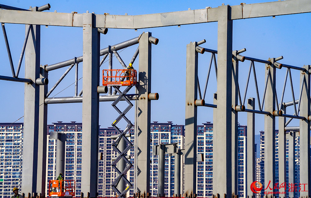 麗水國際會展中心項目施工現場，工人正在緊張作業。人民網 章勇濤攝