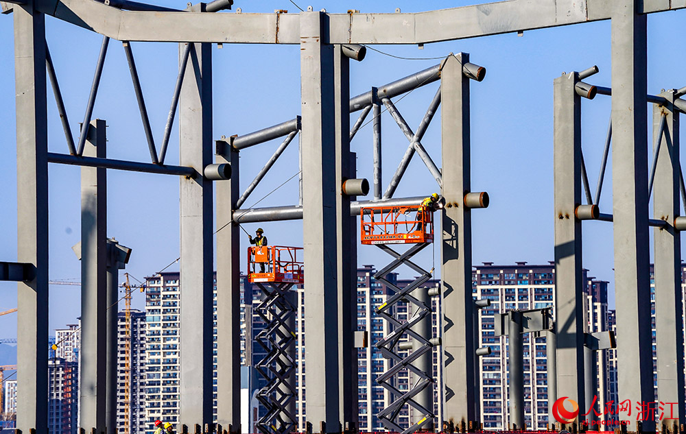 麗水國際會展中心項目施工現場，工人正在緊張作業。人民網 章勇濤攝