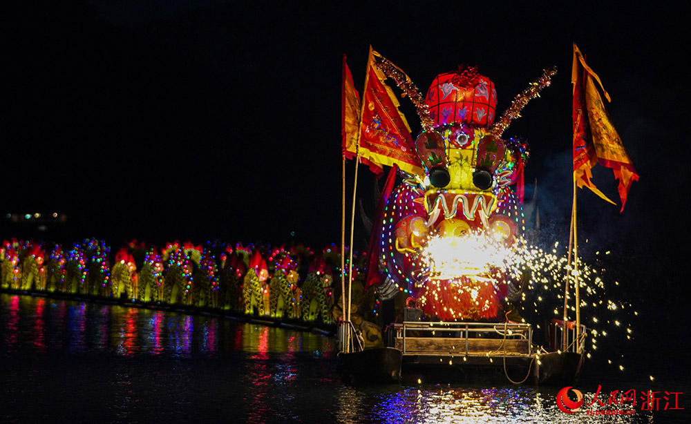 在麗水云和縣，100多節、長達280多米的“甌江蛟龍”橫臥在江面上。人民網 章勇濤攝