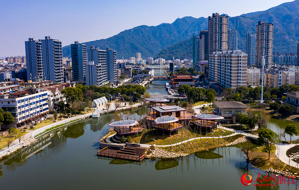 2月23日，臺州黃巖官河古道鷺洲樹屋，俯瞰之下，猶如一棵大樹和五片樹葉浮出水面。人民網 章勇濤攝