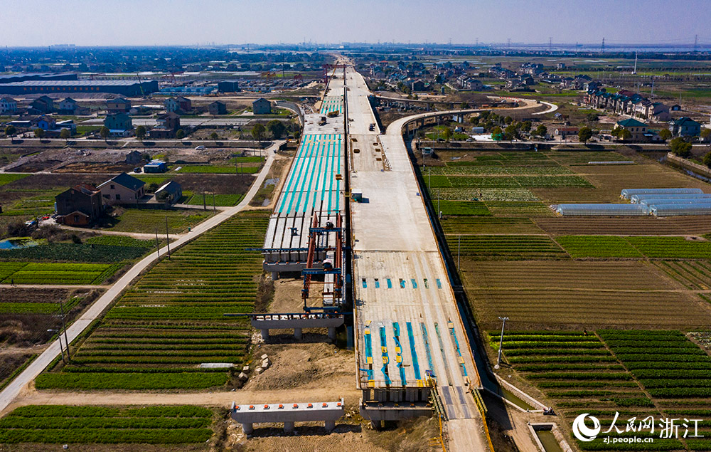 2月27日，空中俯瞰杭甬復線寧波一期項目寧波前灣新區段。人民網 章勇濤攝