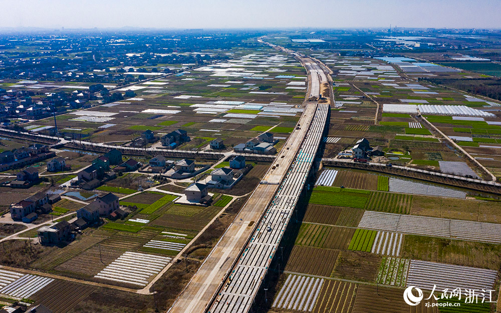 2月27日，空中俯瞰杭甬復線寧波一期項目寧波前灣新區段。人民網 章勇濤攝
