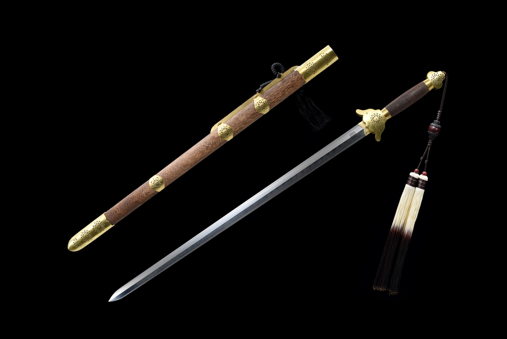 展出的龍泉寶劍展品（三尺龍泉劍）。龍泉市委宣傳部供圖