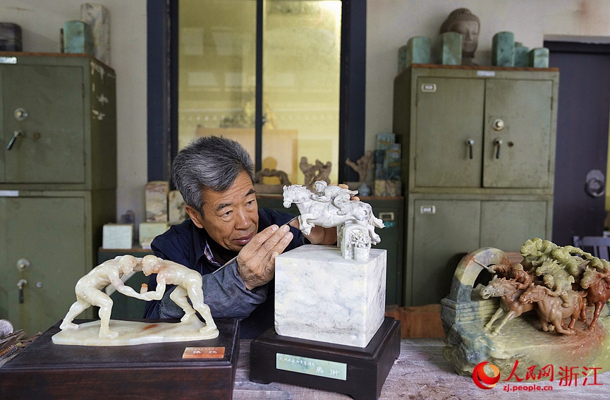 錢高潮正在創作亞運主題石雕。?人民網記者 郭揚攝