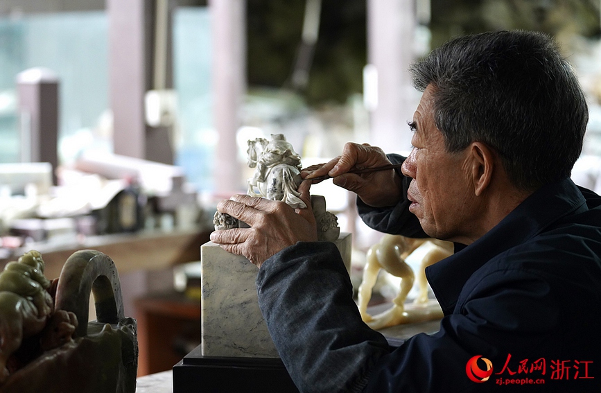 錢高潮正在創作亞運主題石雕。?人民網記者 郭揚攝