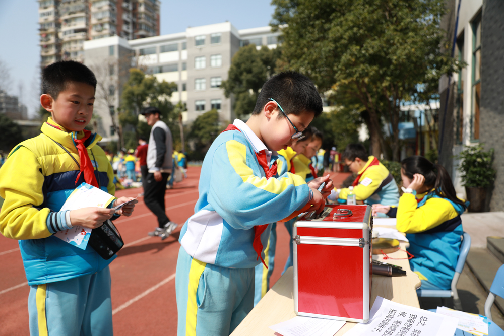跳蚤市場上開展了“點亮你的亞運微夢想”活動。杭州市崇文實驗學校供圖