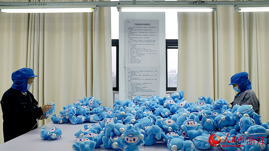 杭州一家亞運會特許生產企業的車間里，工人們正在趕制產品。人民網記者 郭揚攝