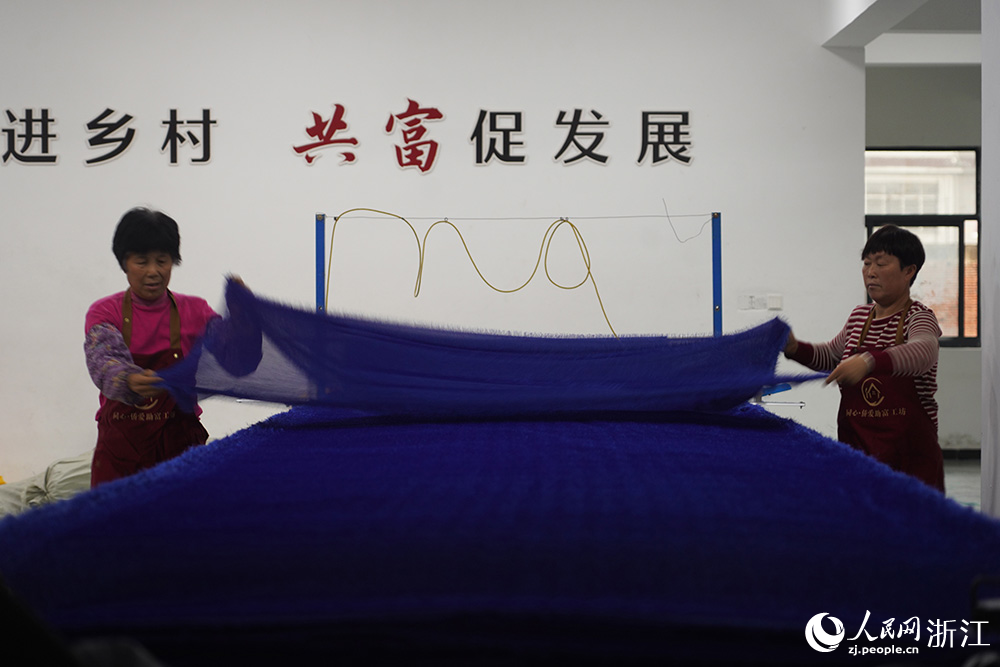 在浙江省臺州市仙居縣田市鎮水閣村“共富工坊”，工人們忙著趕制服裝。人民網 章勇濤攝