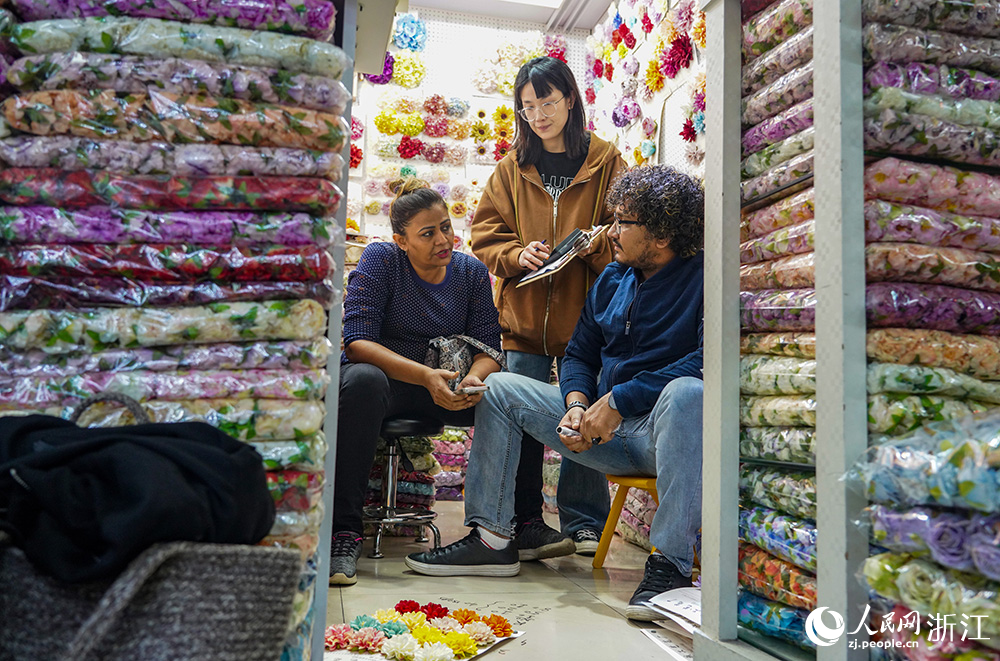 在浙江義烏國際商貿城，外商正在對心儀的小商品進行議價。人民網 章勇濤攝