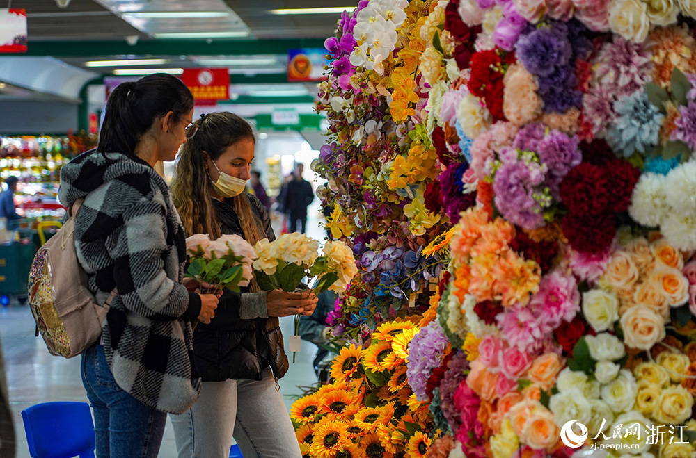 在浙江義烏國際商貿城，外商正在選購小商品。人民網 章勇濤攝
