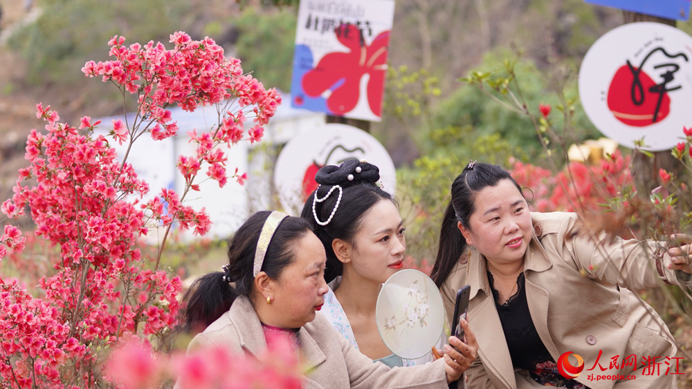 浙江仙居橫溪·白冠山第四屆杜鵑花節暨“文化賦能”行動在垟莊村啟動。人民網記者 郭揚攝