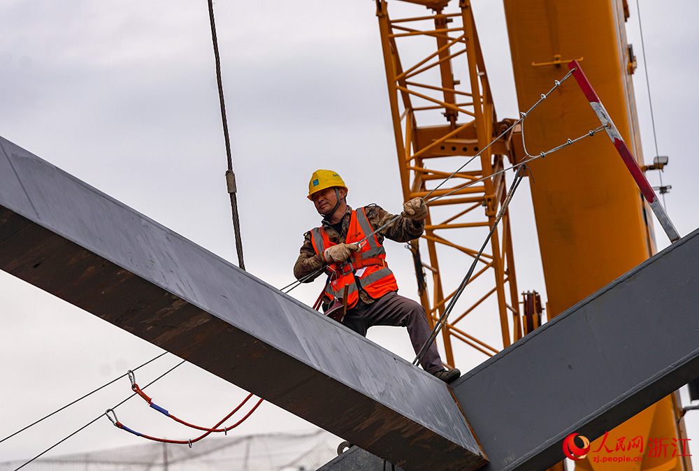 4月3日，中建四局的工人正在項目現場緊張作業。人民網 章勇濤攝