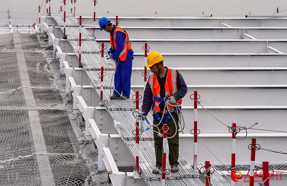 4月3日，中建四局的工人正在項目現場緊張作業。人民網 章勇濤攝