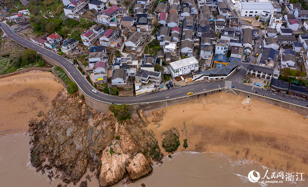 空中俯瞰浙江省舟山市嵊泗縣一條條美麗公路。人民網 章勇濤攝