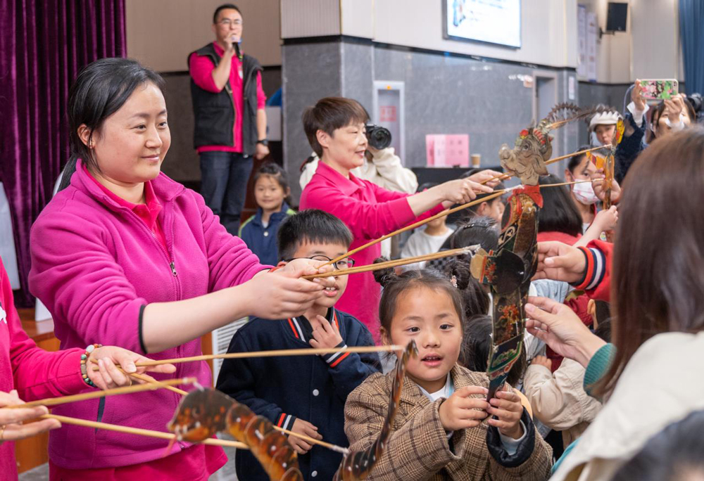 學生感受傳統皮影魅力。周壽根攝