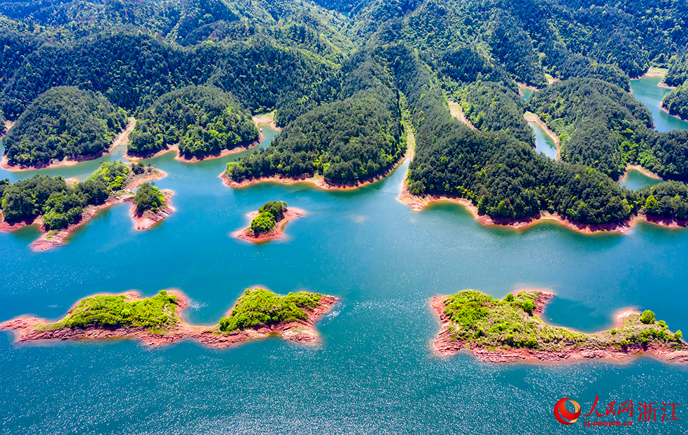 湖面上綠色小島星羅棋布、港灣縱橫交錯，風景美如畫。人民網 章勇濤攝